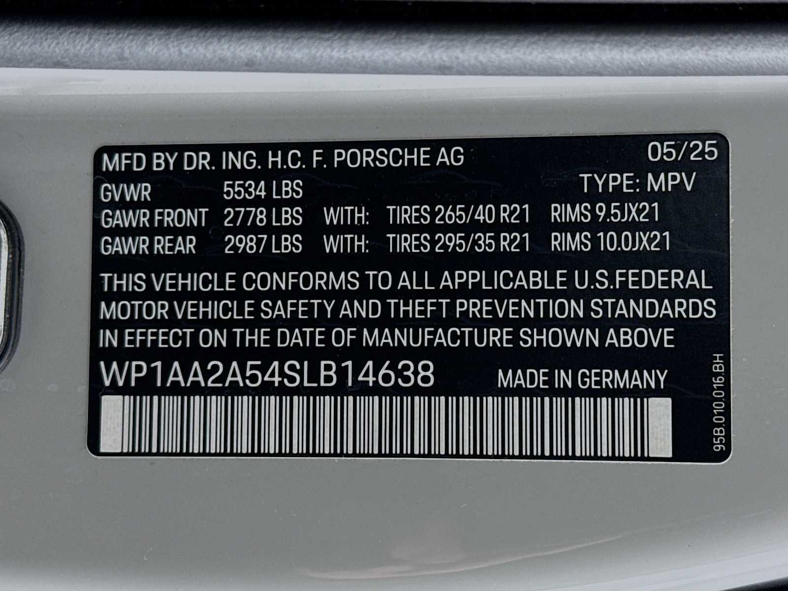 Certified 2025 Porsche Macan image 33