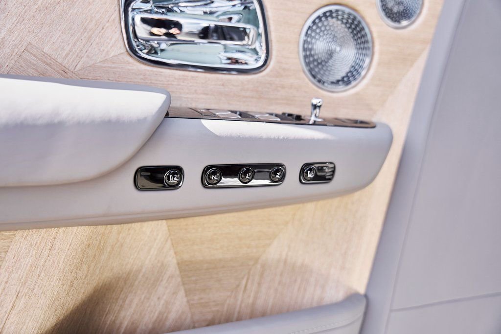 Used 2025 Rolls-Royce Phantom Sedan RWD image 40