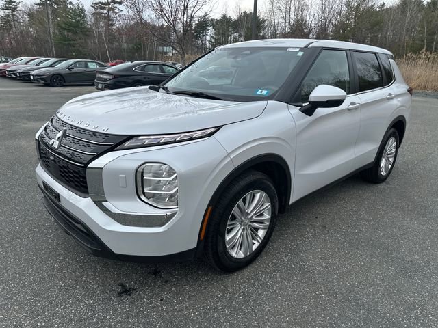 Used 2024 Mitsubishi Outlander ES image 1