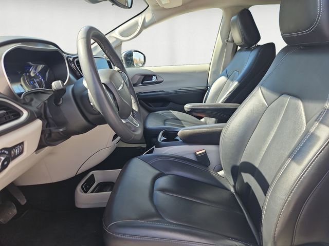 Used 2024 Chrysler Pacifica Touring-L FWD image 9