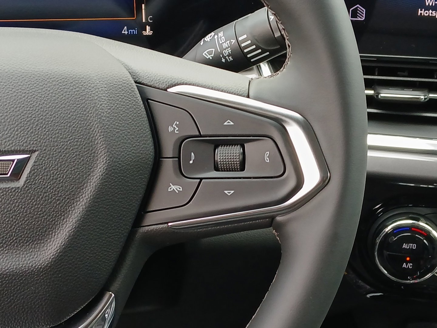 Used 2026 Chevrolet Trax ACTIV w/ Sunroof Package image 10