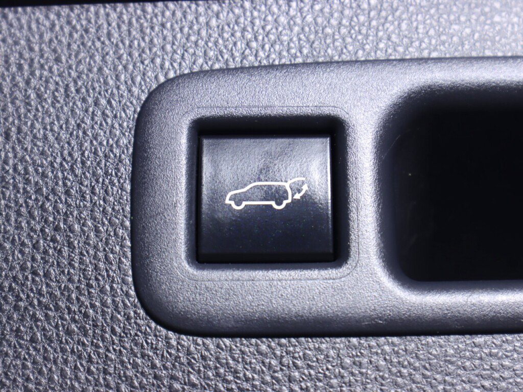 Used 2020 Toyota Highlander LE AWD/4WD image 36