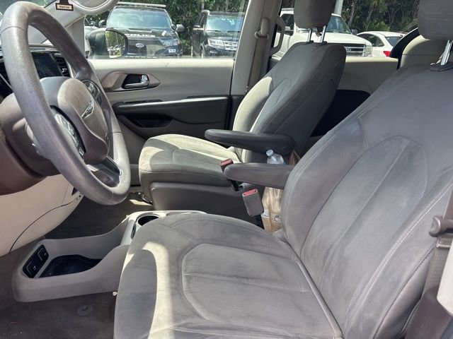 Used 2017 Chrysler Pacifica Touring w/ Tire & Wheel Group FWD image 6