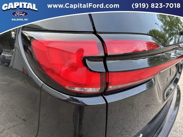 Used 2023 Chrysler Pacifica Touring-L FWD image 16