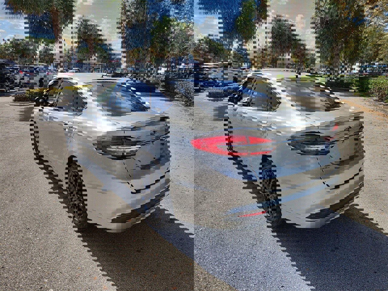 Used 2018 Ford Fusion SE w/ Equipment Group 201A image 4