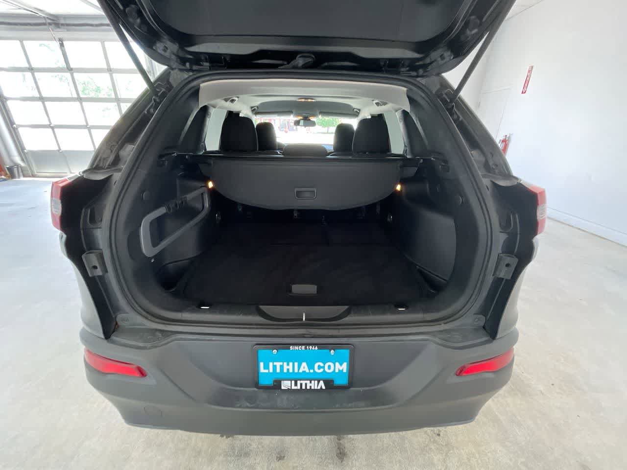 Used 2016 Jeep Cherokee Latitude FWD image 23