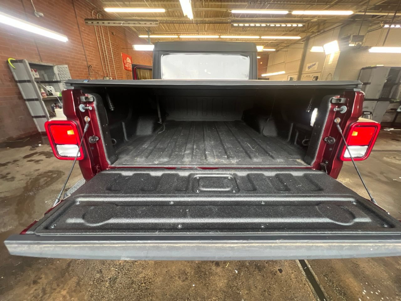 Used 2021 Jeep Gladiator Overland AWD/4WD image 15