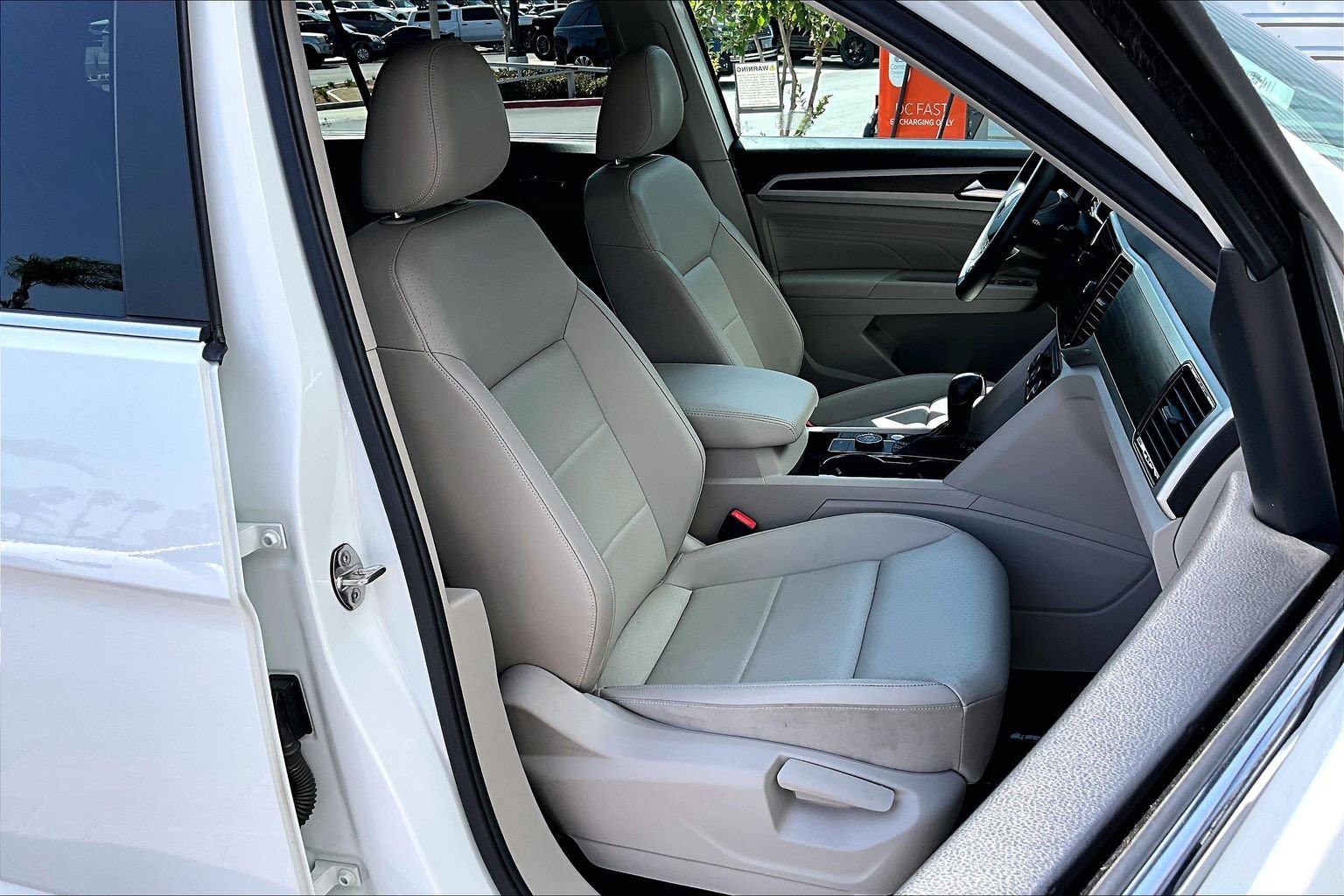 Used 2023 Volkswagen Atlas SE w/ Black Wheel Package AWD/4WD image 7