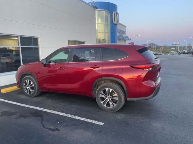 Used 2023 Toyota Highlander XLE image 3