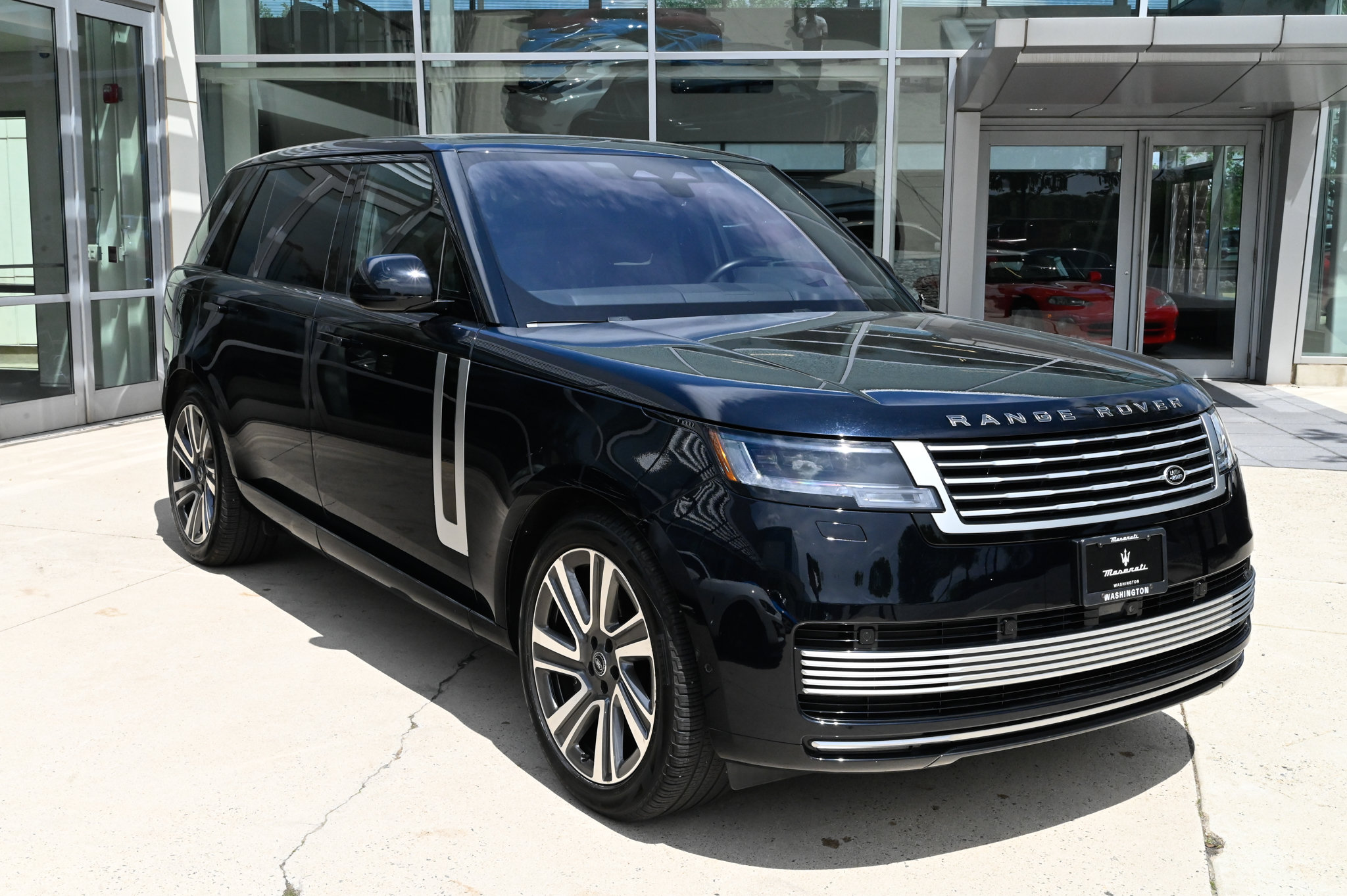 Used 2023 Land Rover Range Rover SV AWD/4WD image 3