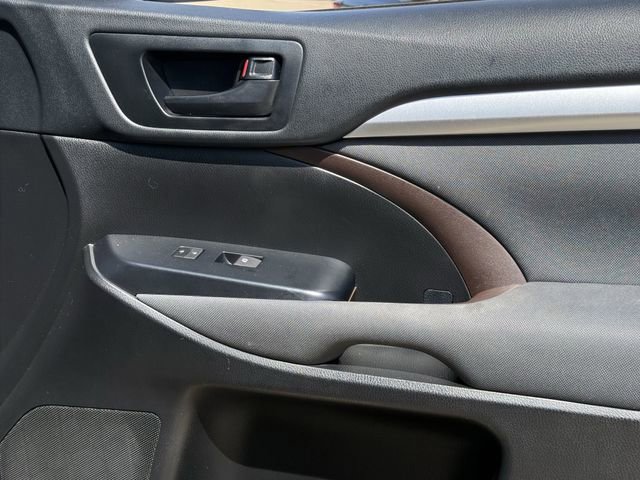 Used 2019 Toyota Highlander LE FWD image 25