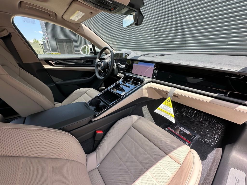Used 2025 Porsche Panamera image 36