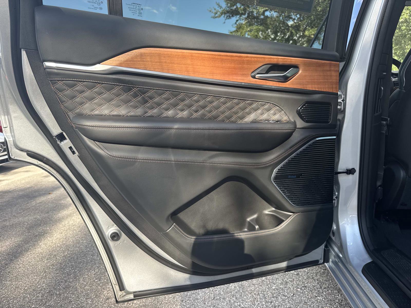 Used 2023 Jeep Grand Cherokee L Summit image 11