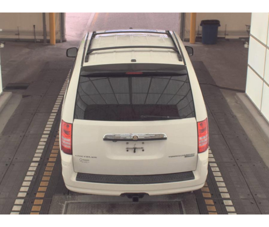 Used 2009 Chrysler Town & Country Touring image 6