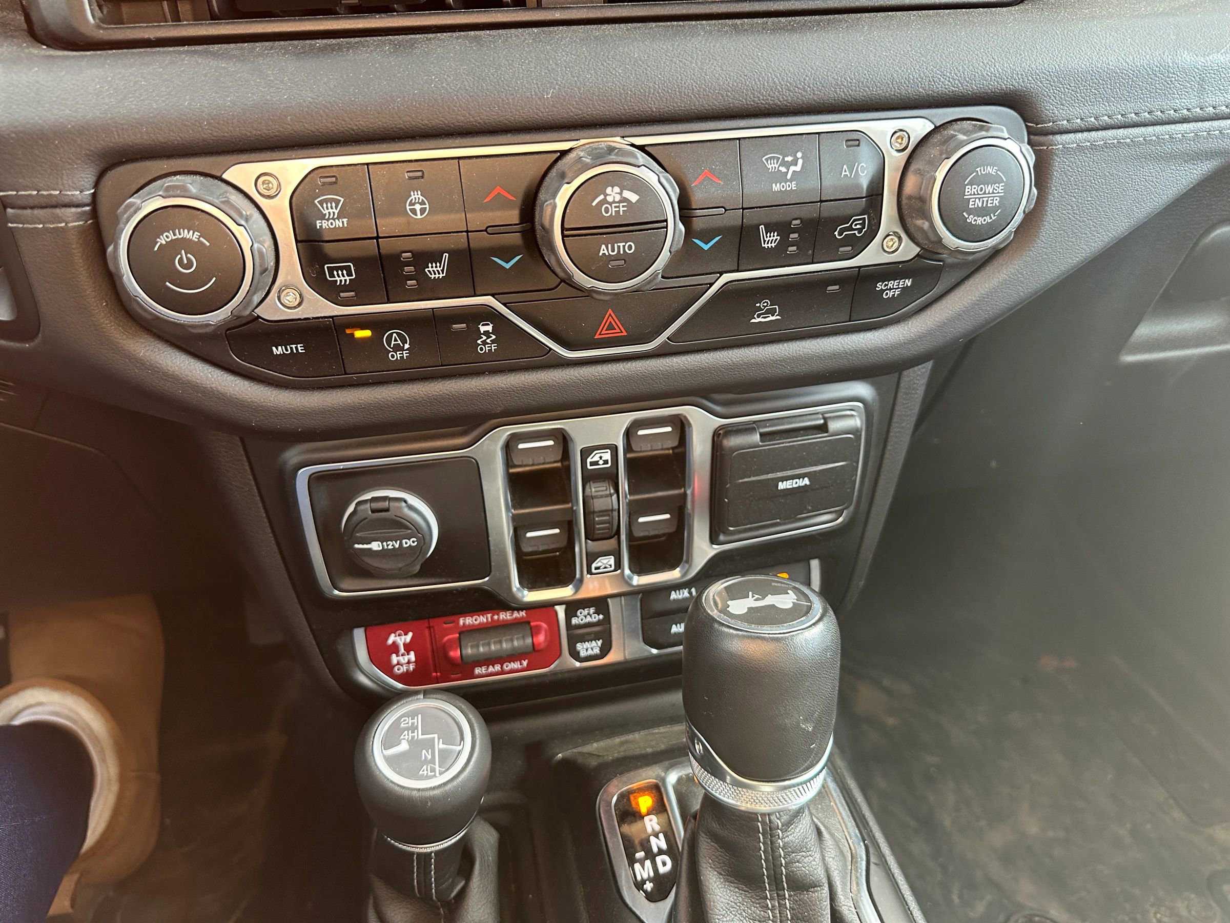 Used 2024 Jeep Wrangler Unlimited Rubicon w/ Dual Top Group image 21