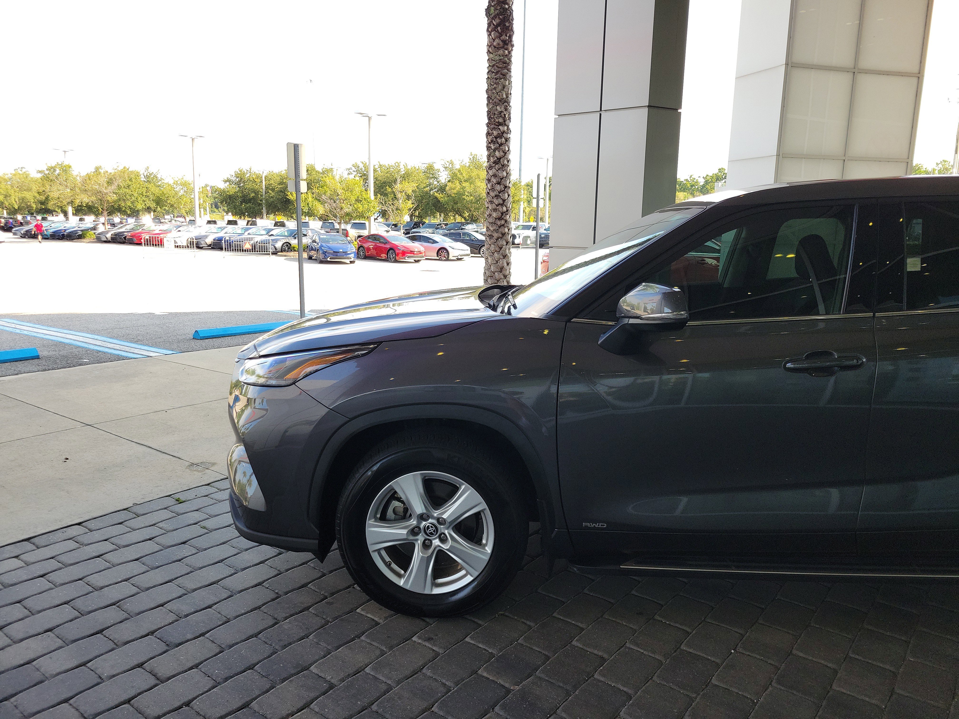 Used 2022 Toyota Highlander LE image 2