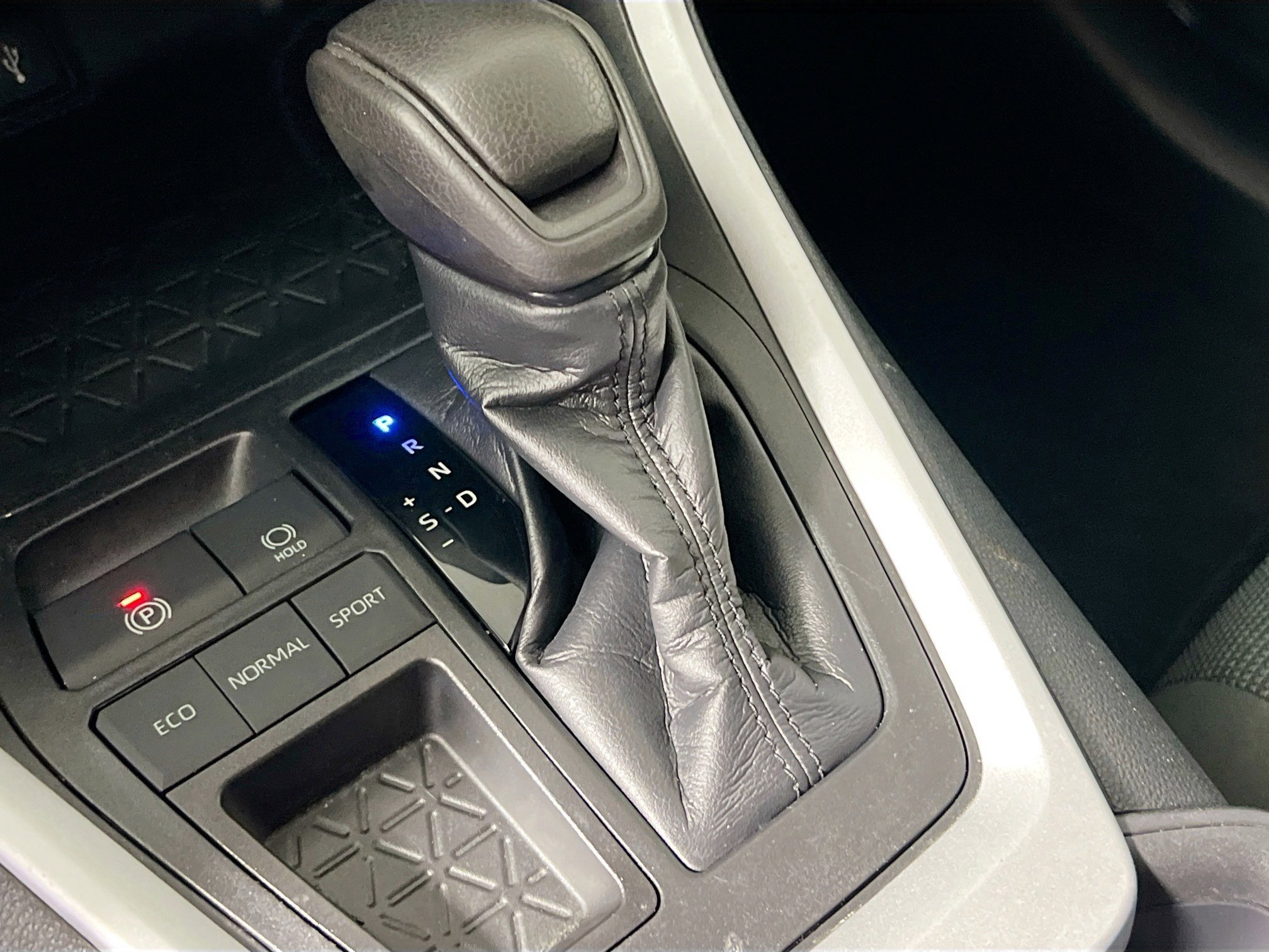 Used 2020 Toyota RAV4 LE image 24