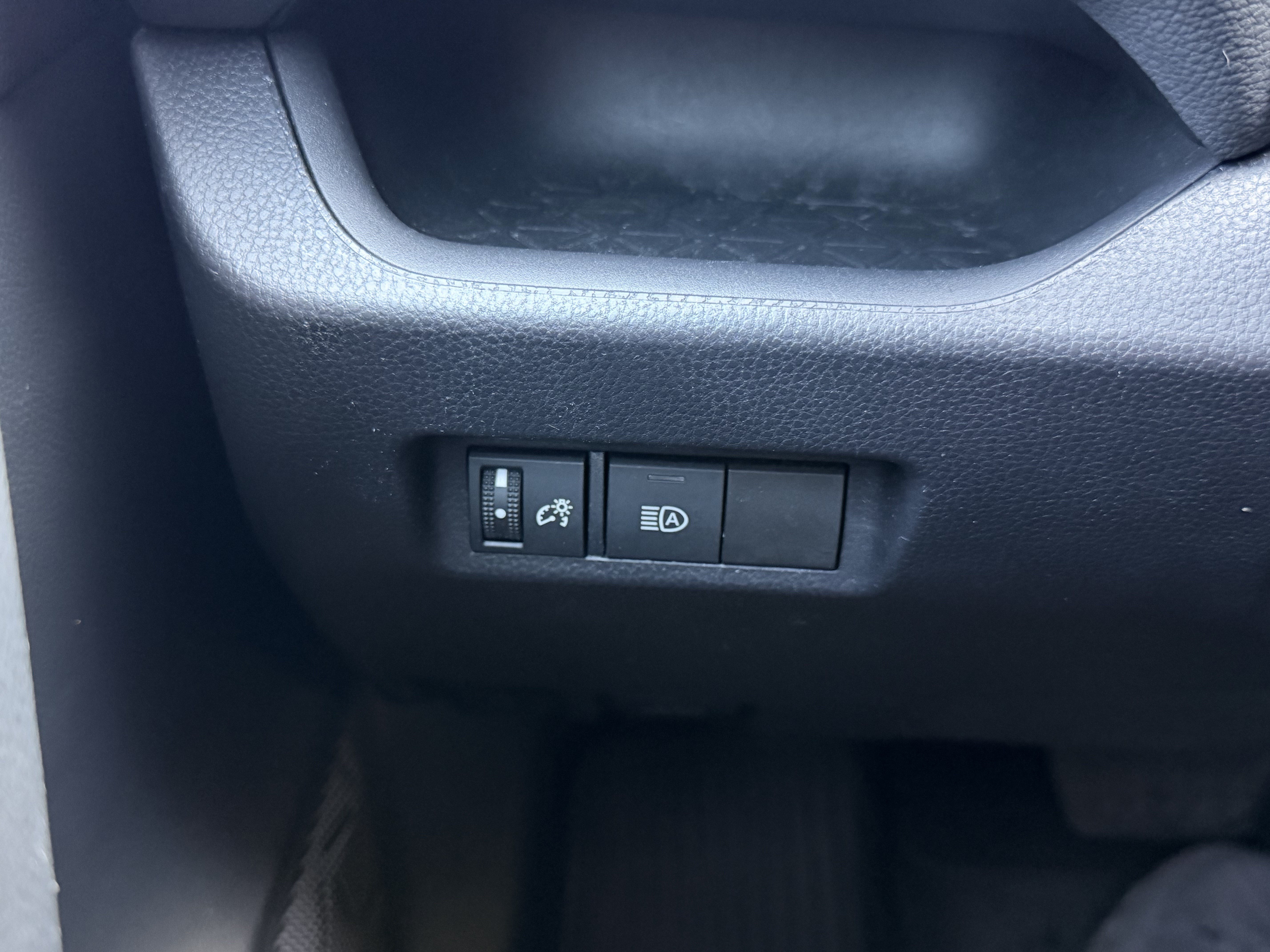 Used 2021 Toyota RAV4 LE AWD/4WD image 23