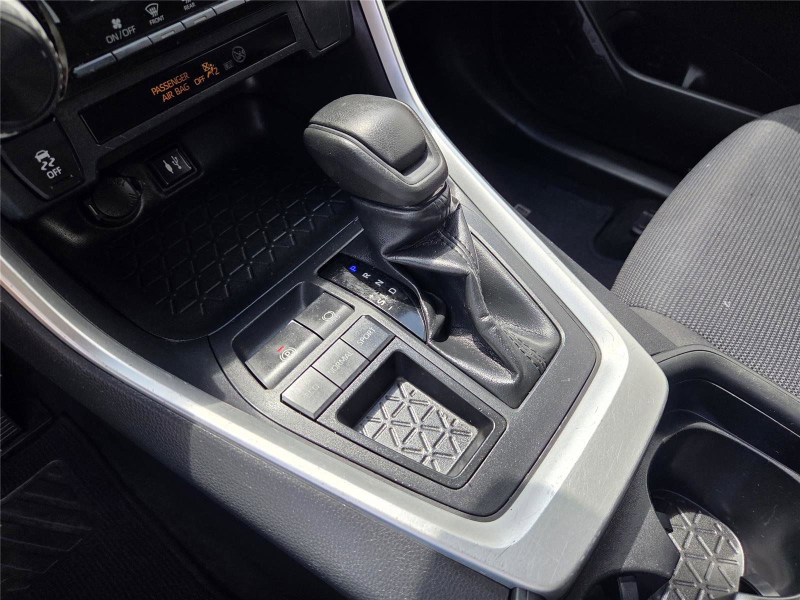 Used 2019 Toyota RAV4 LE image 17