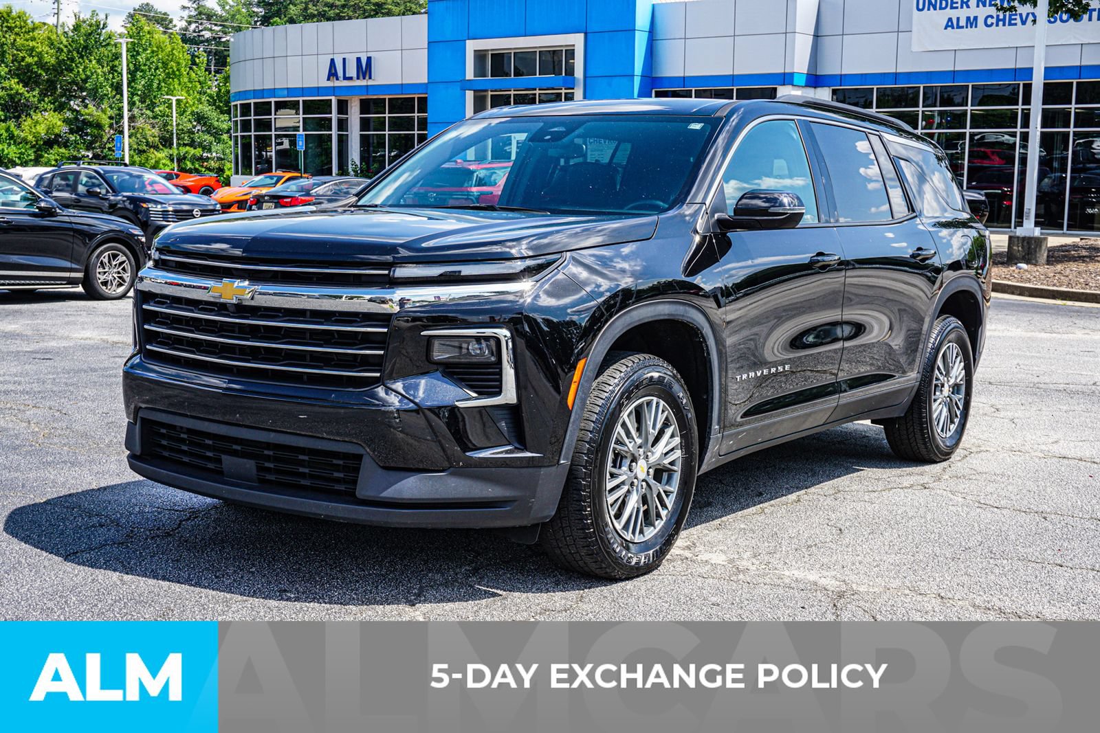 Used 2025 Chevrolet Traverse LT FWD image 4
