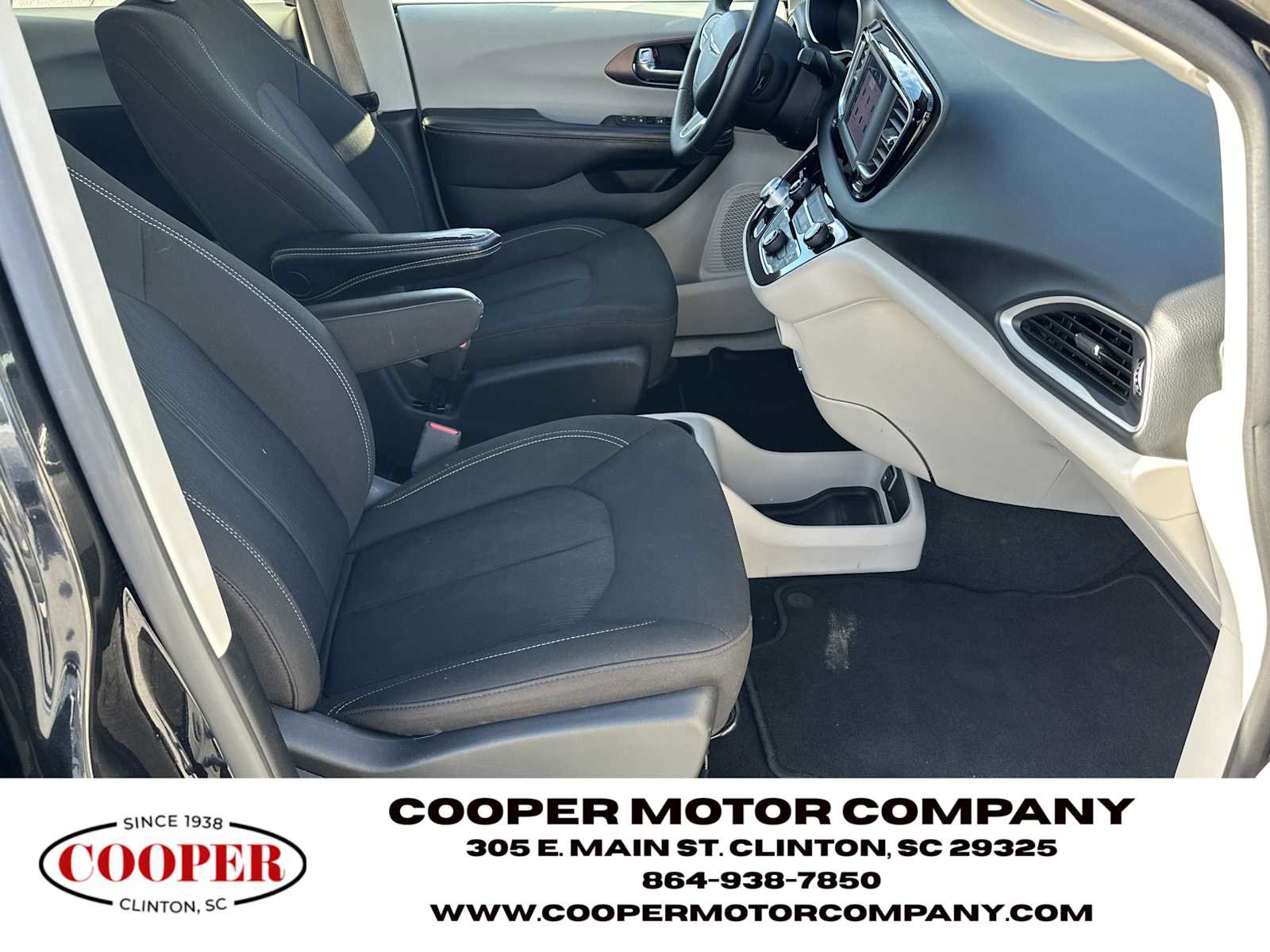 Used 2023 Chrysler Voyager LX image 13