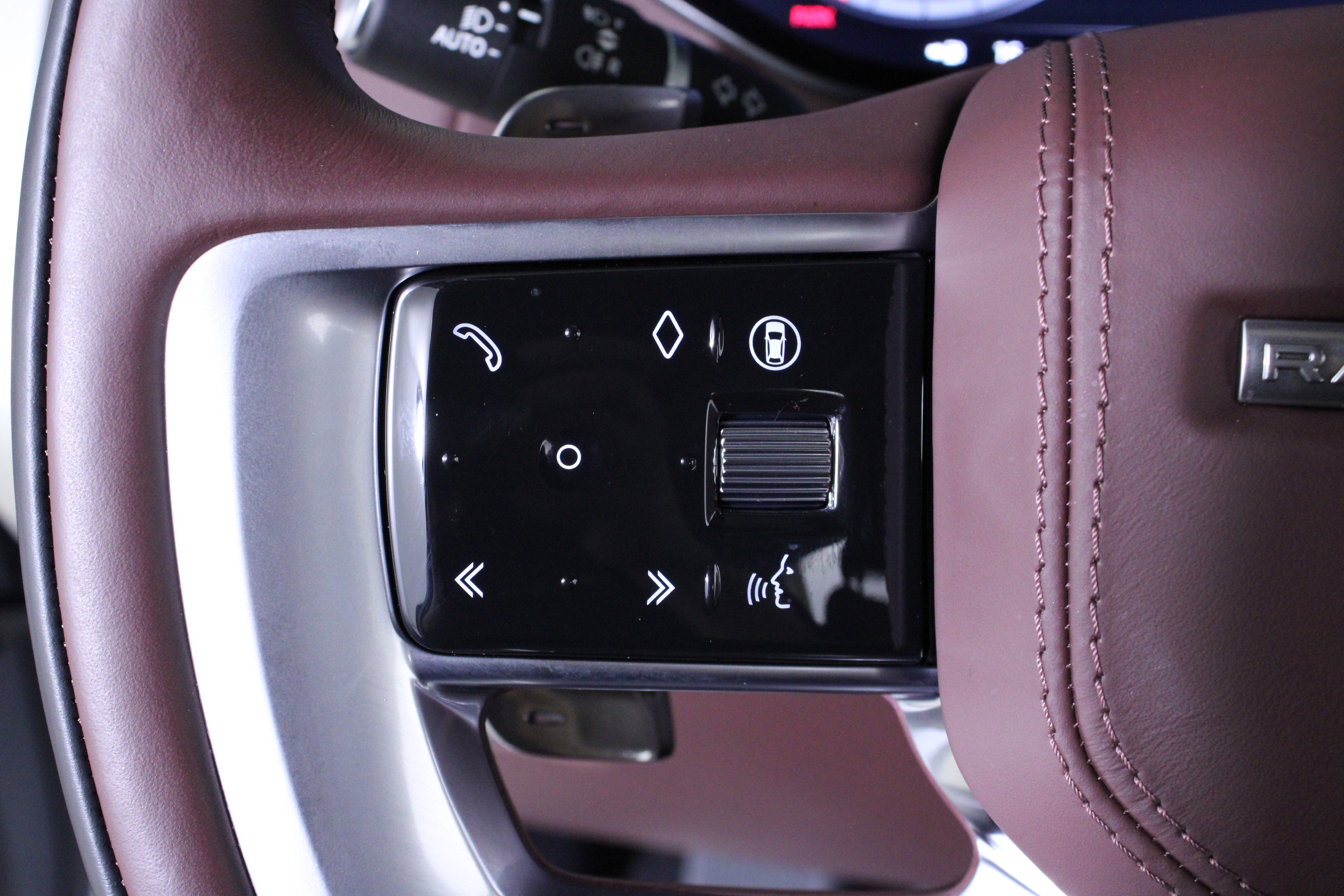 Used 2024 Land Rover Range Rover SE image 25