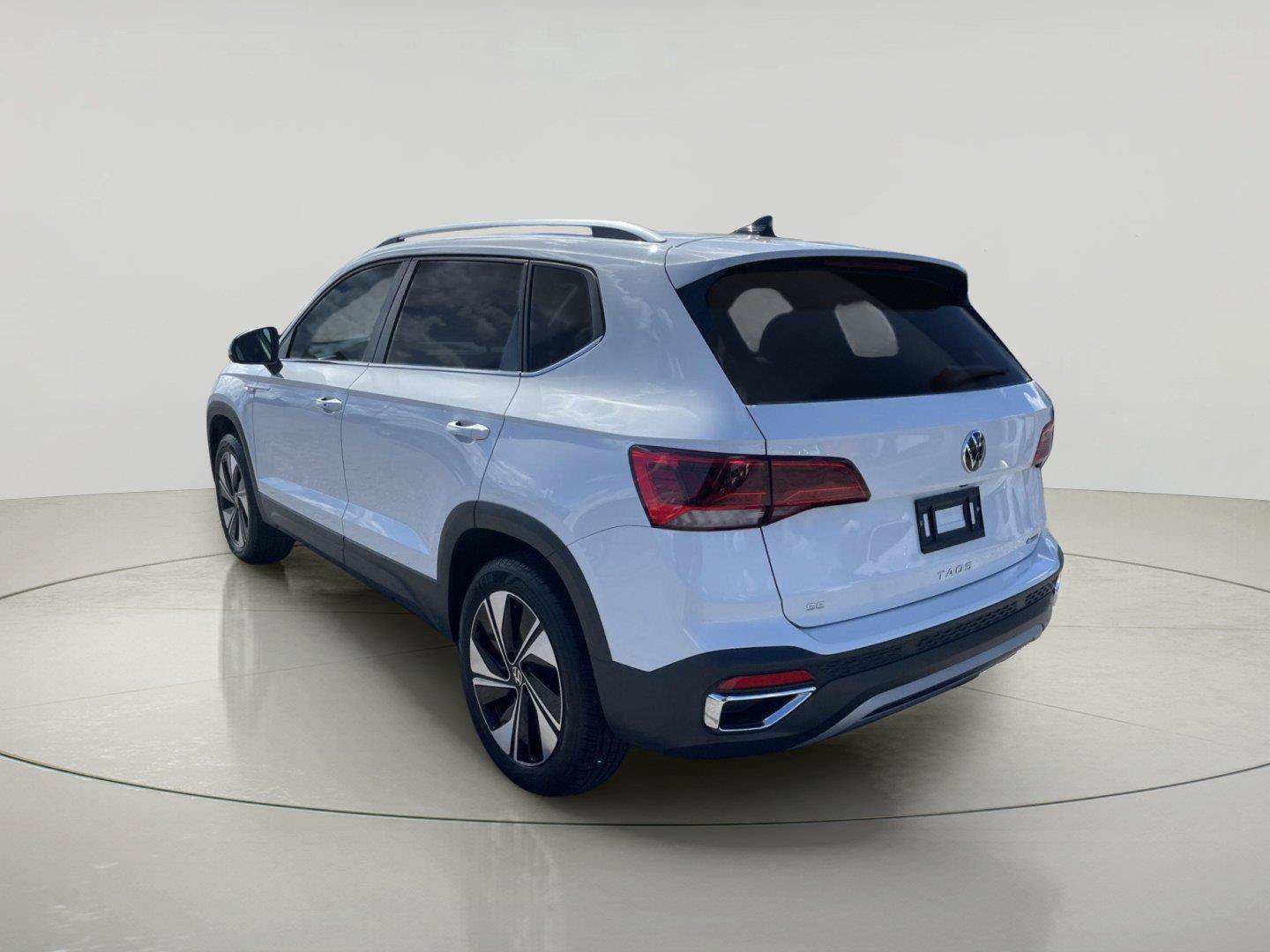 Used 2024 Volkswagen Taos SE w/ Panoramic Sunroof Package AWD/4WD image 5