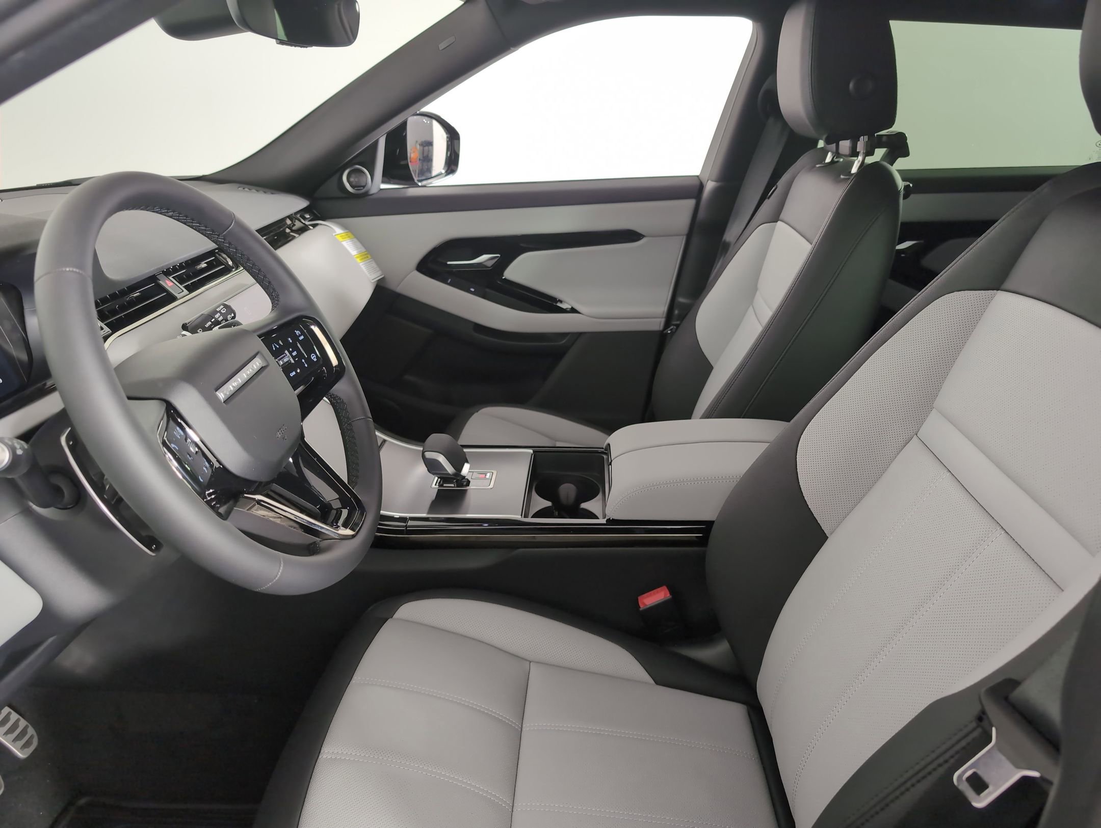 Used 2026 Land Rover Range Rover Evoque Dynamic SE image 4
