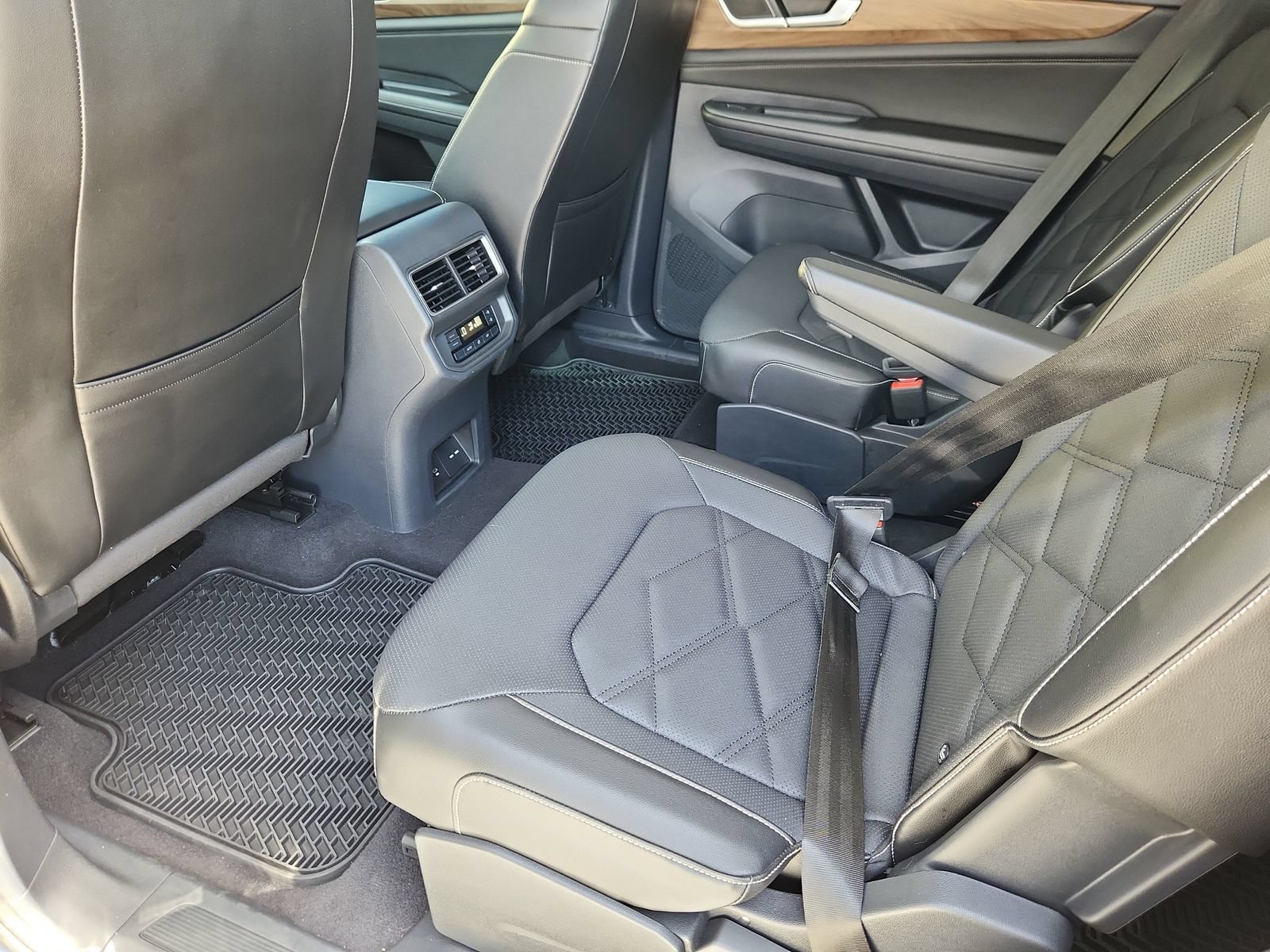 Used 2024 Volkswagen Atlas SE AWD/4WD image 11