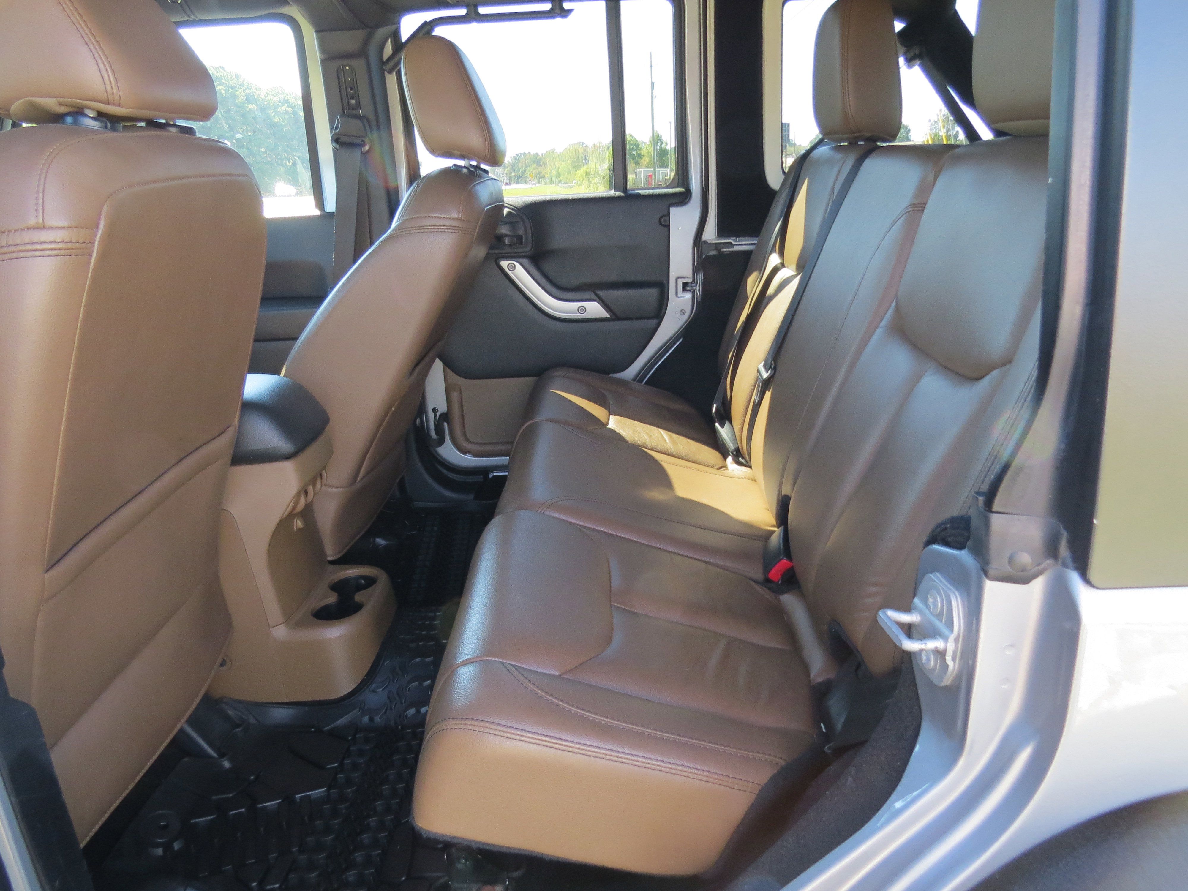 Used 2015 Jeep Wrangler Unlimited Rubicon w/ Connectivity Group image 13