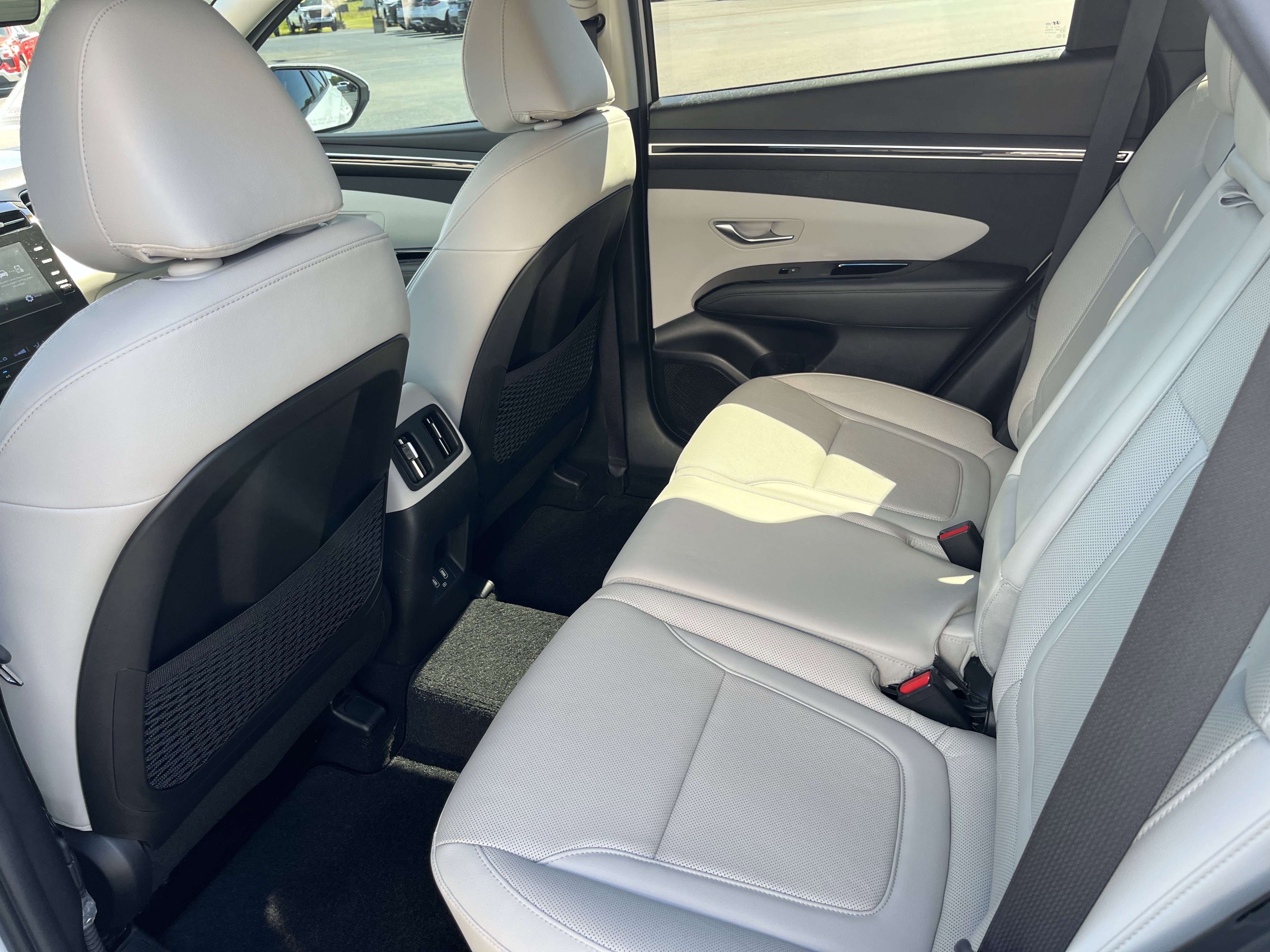 Used 2022 Hyundai Tucson SEL w/ Convenience + Premium Package FWD image 3