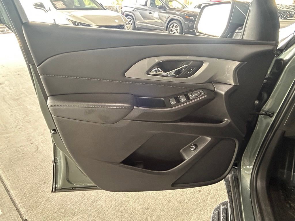 Used 2023 Chevrolet Traverse LT image 17