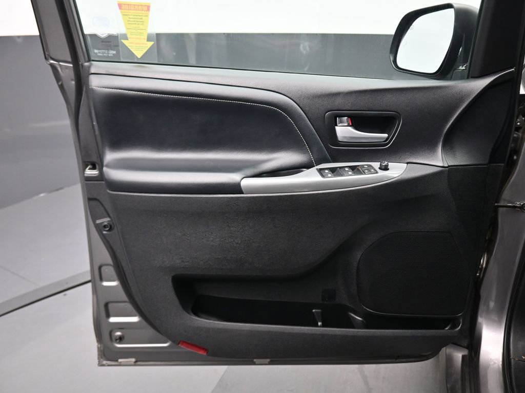 Used 2017 Toyota Sienna SE w/ SE Preferred Package image 9