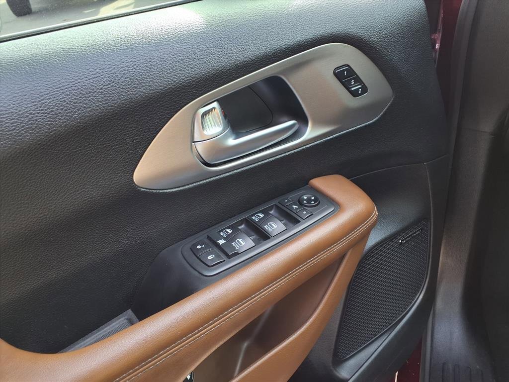 Used 2021 Chrysler Pacifica Limited w/ Uconnect Theater Family Group image 8