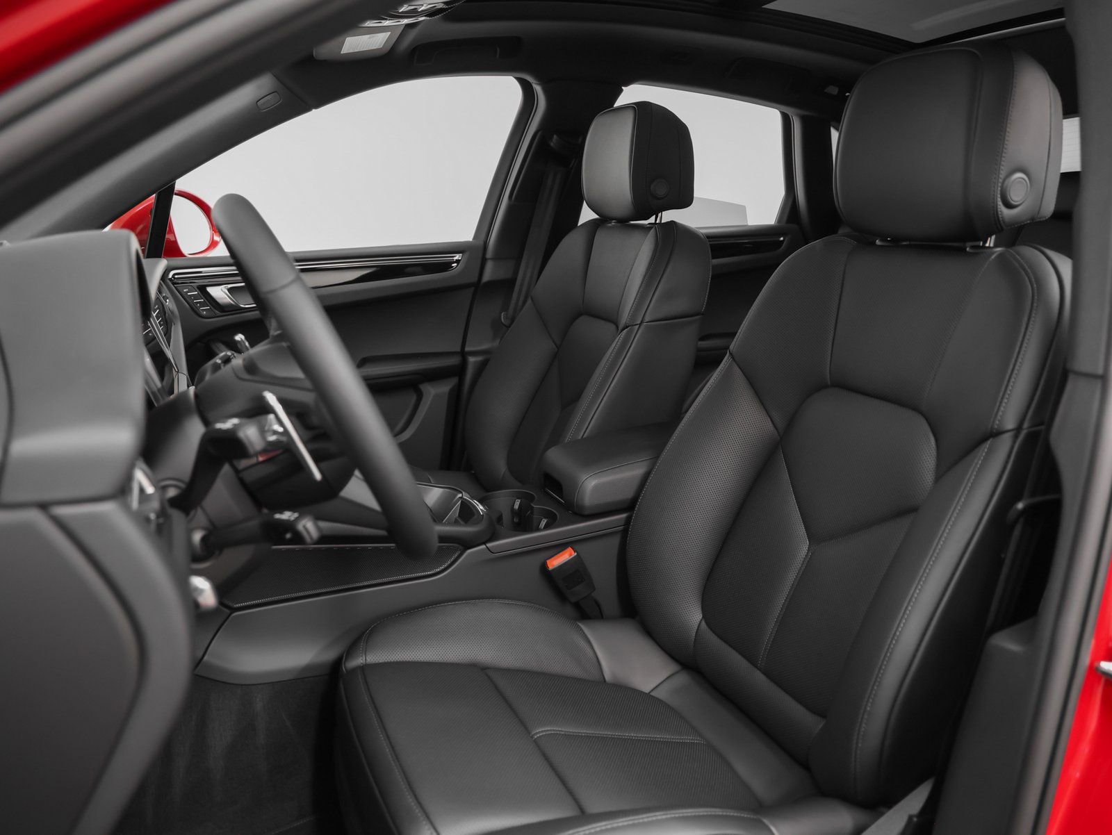 Certified 2025 Porsche Macan image 5