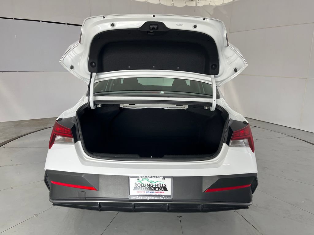 Used 2025 Hyundai Elantra Blue FWD image 13