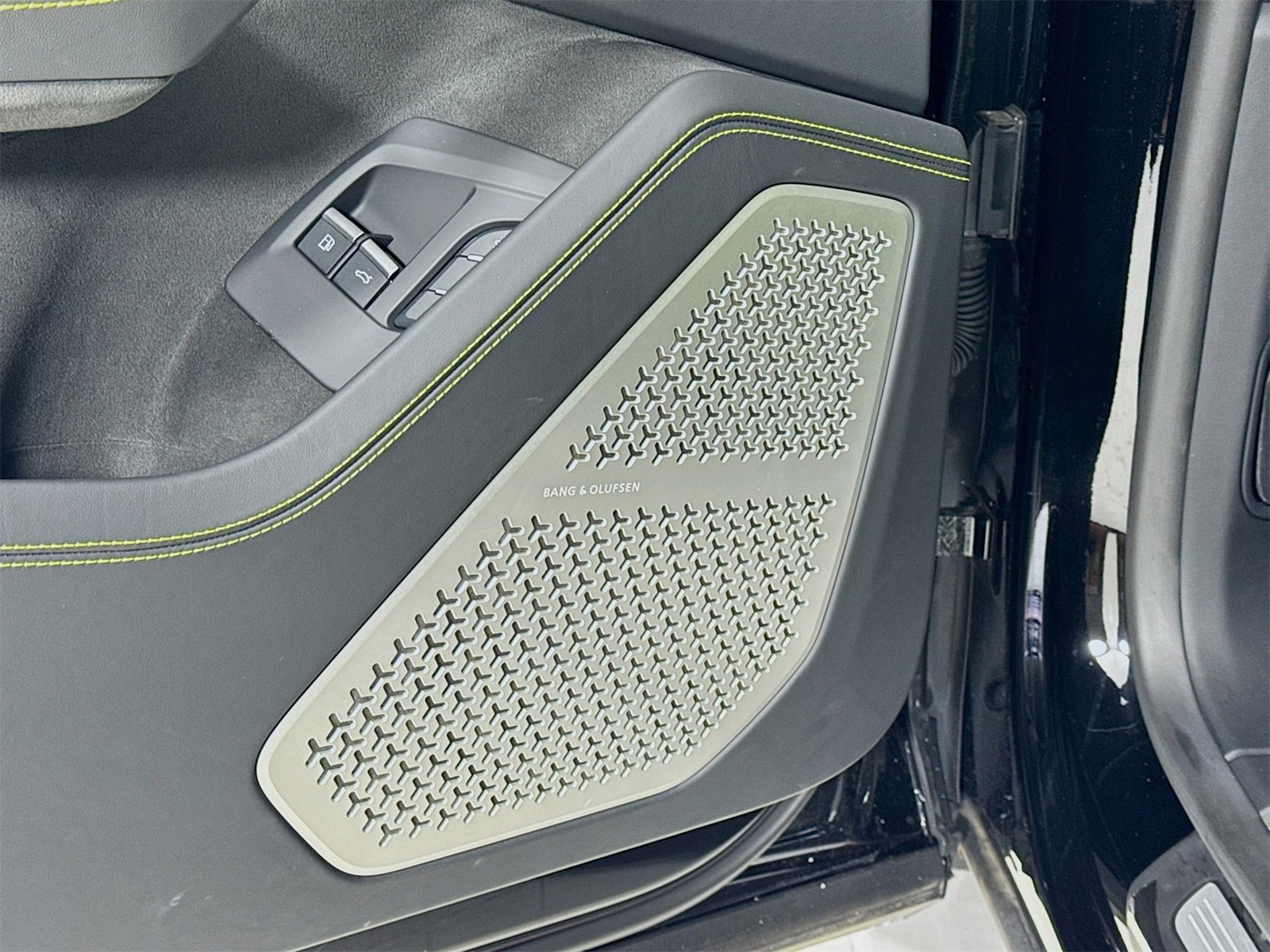 Used 2025 Lamborghini Urus SE image 17