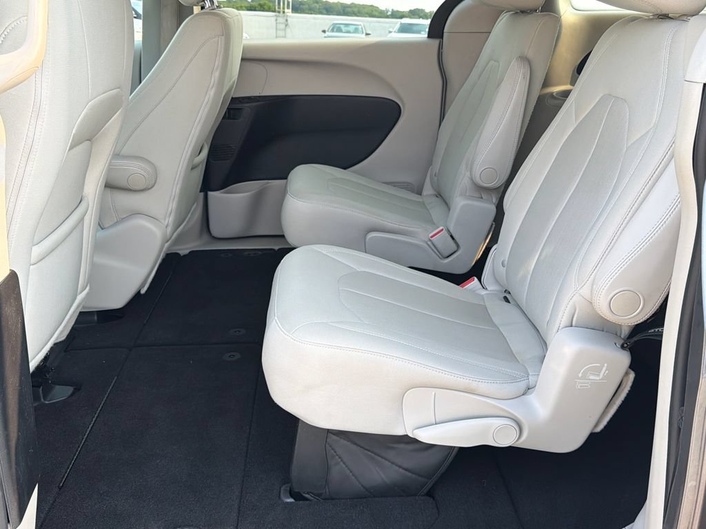 Used 2017 Chrysler Pacifica LX w/ Tire & Wheel Group FWD image 15