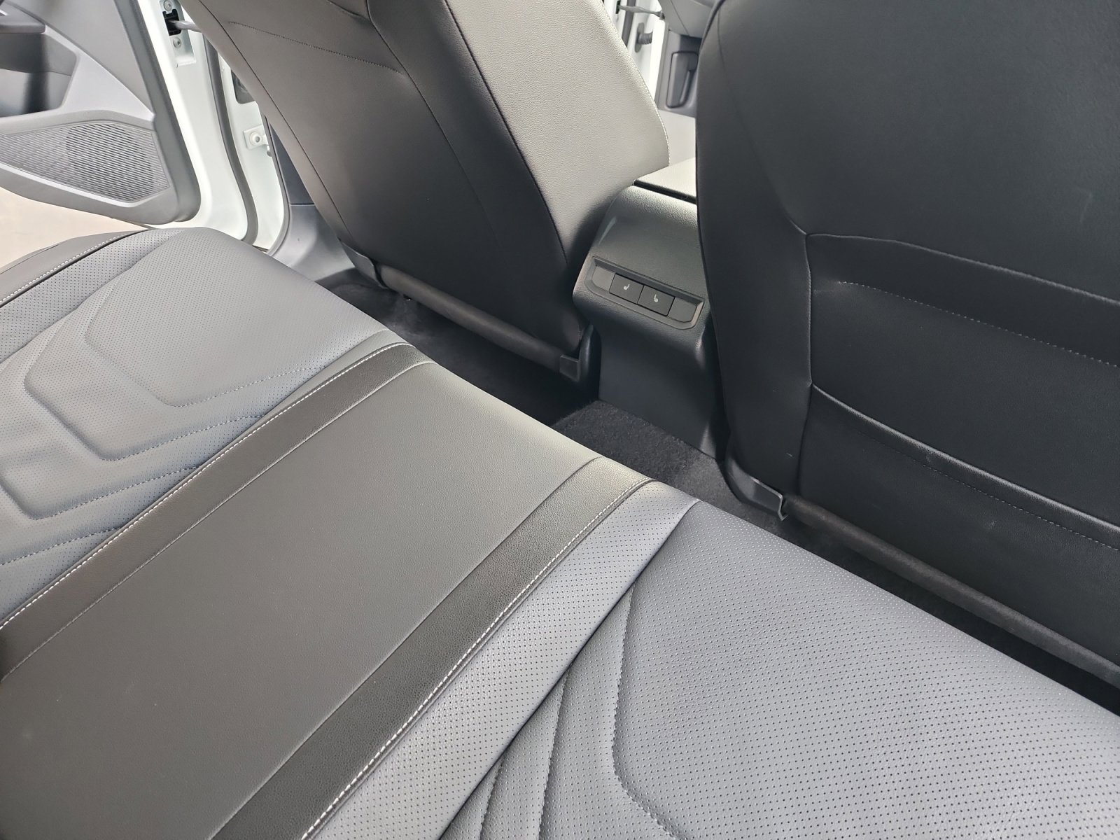 Certified 2025 Volkswagen Jetta SEL image 32