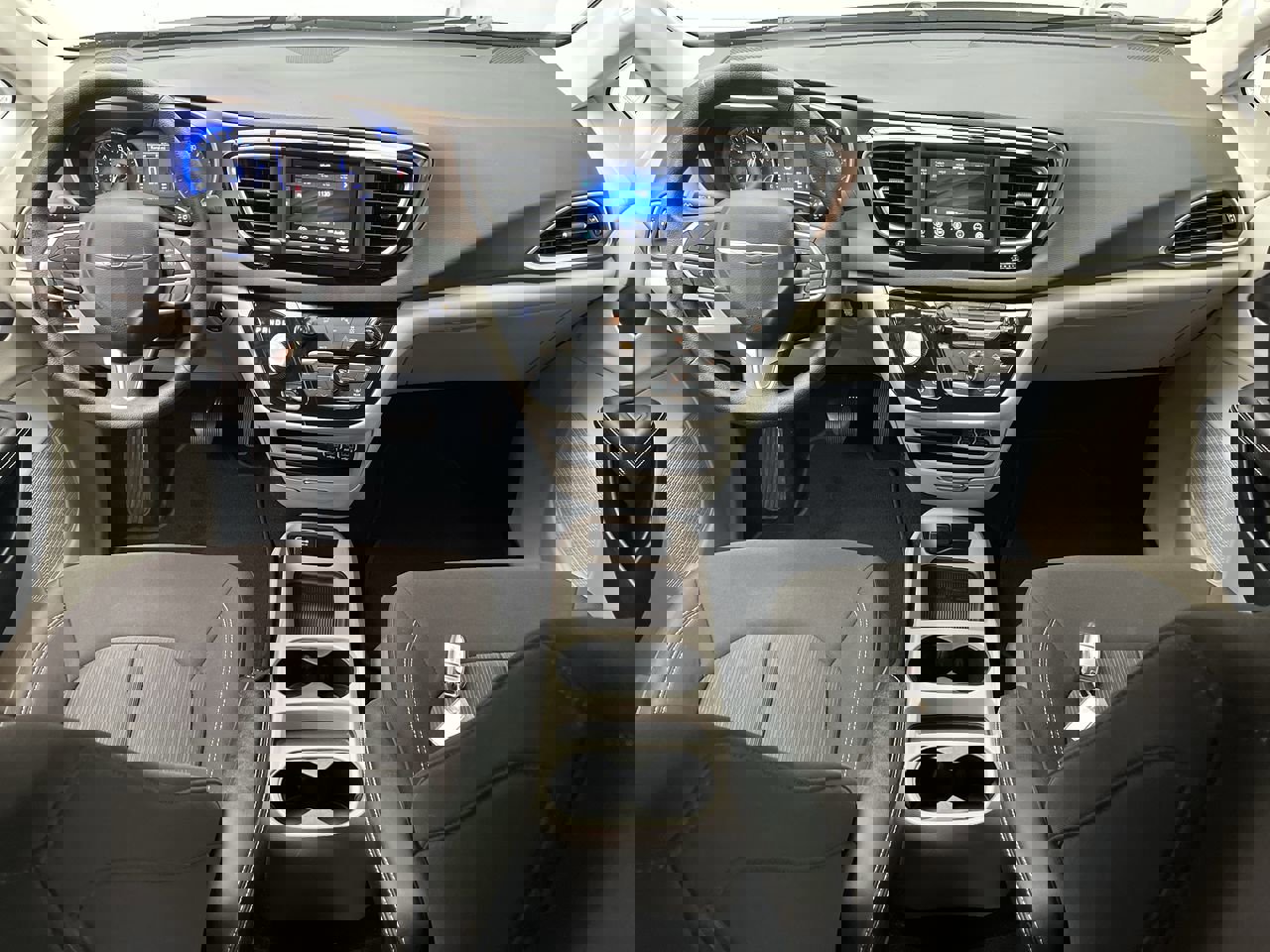 Used 2021 Chrysler Voyager L image 4