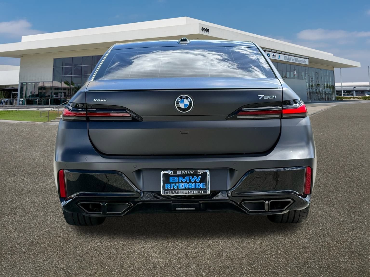 Used 2025 BMW 760i xDrive w/ Premium Package image 8