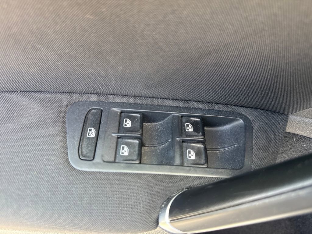 Used 2016 Volkswagen Golf S FWD image 15