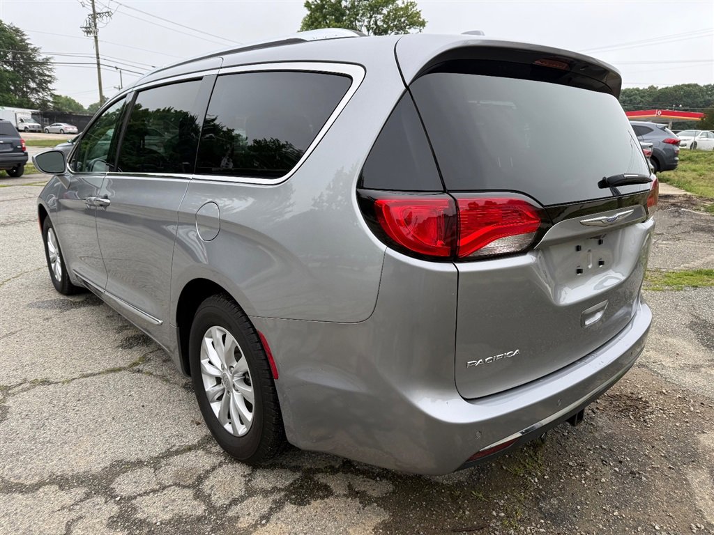 Used 2018 Chrysler Pacifica Touring-L FWD image 3