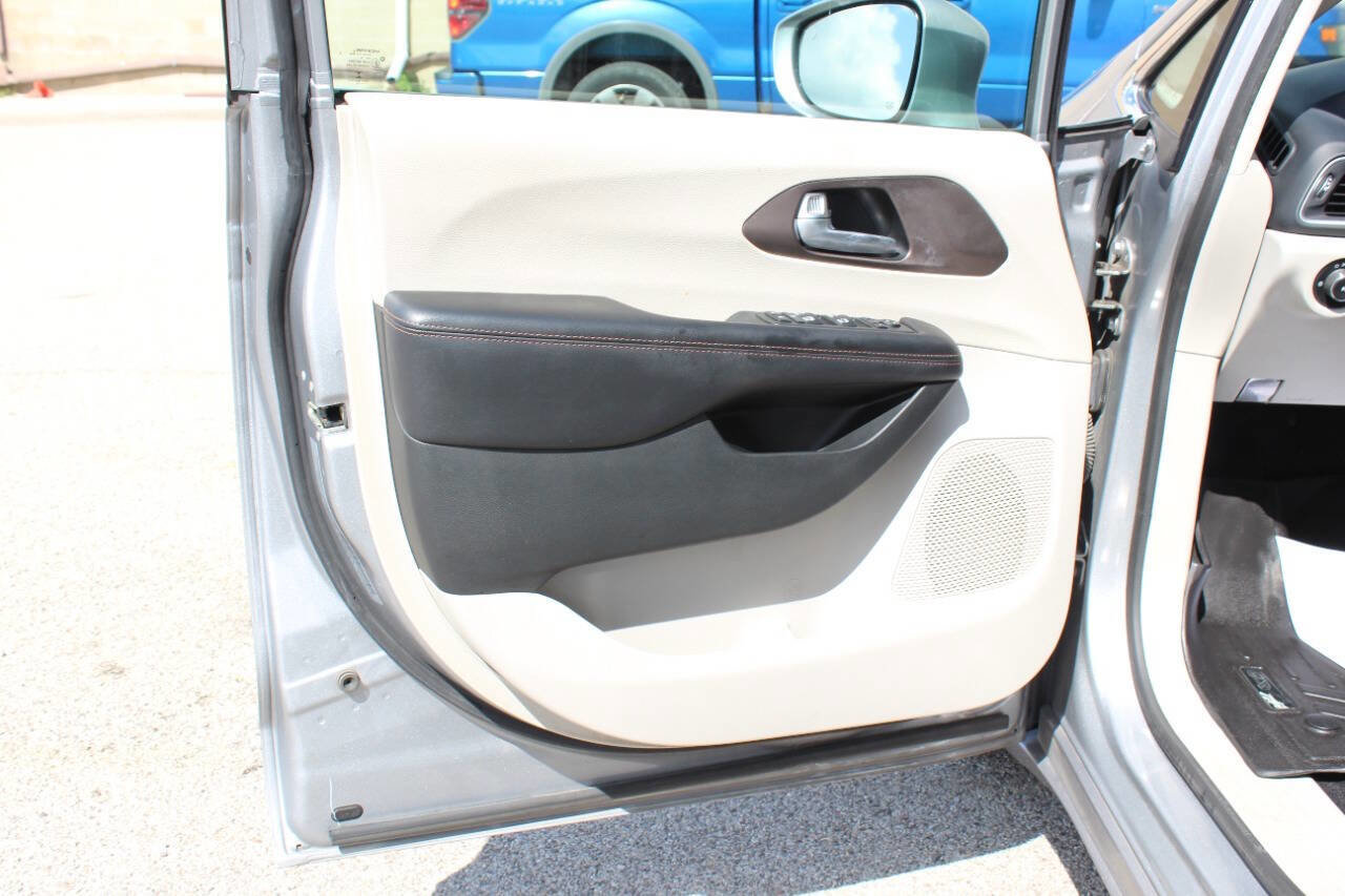 Used 2018 Chrysler Pacifica Touring-L Plus image 9