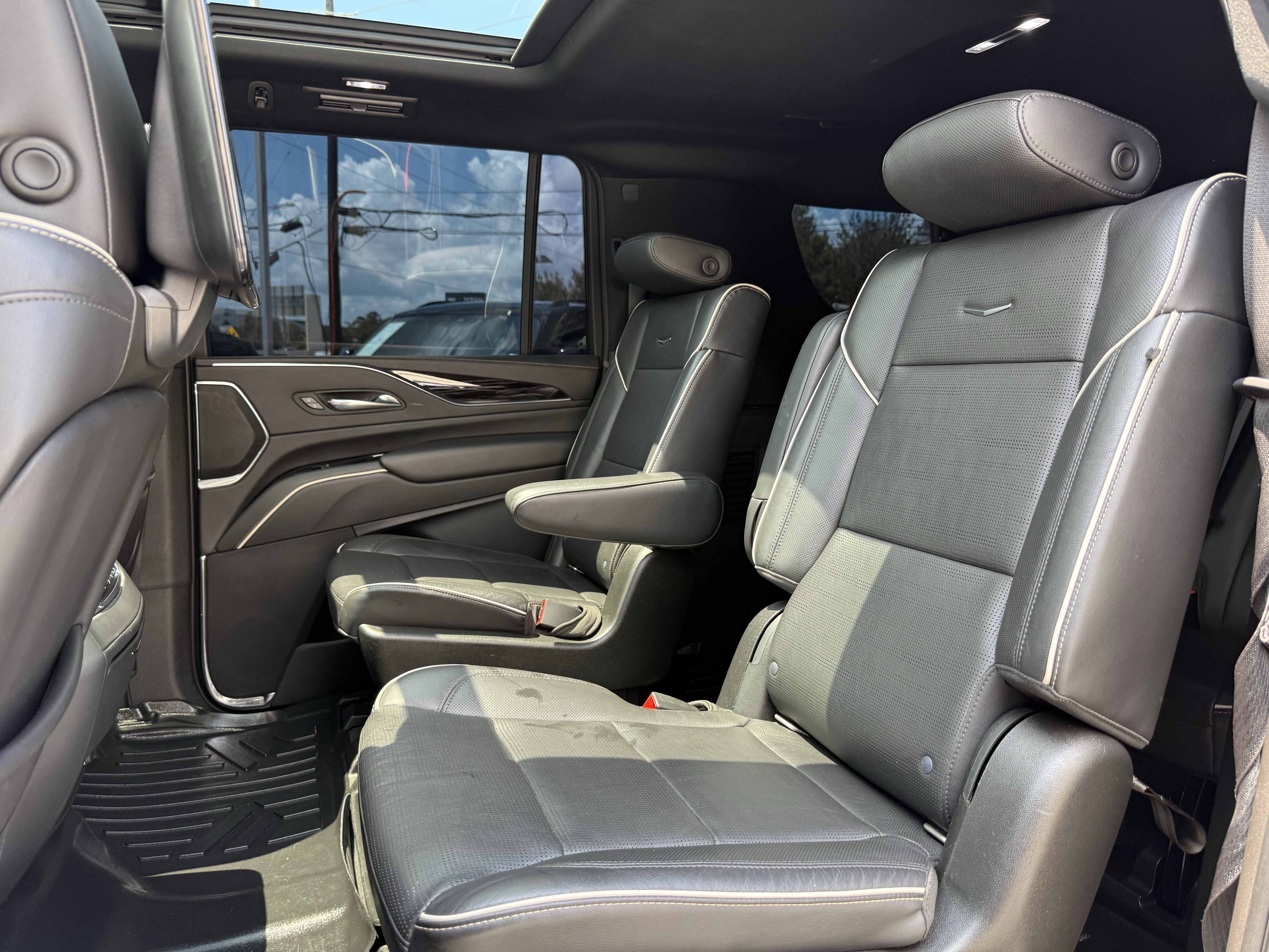 Used 2021 Cadillac Escalade ESV Sport RWD image 16