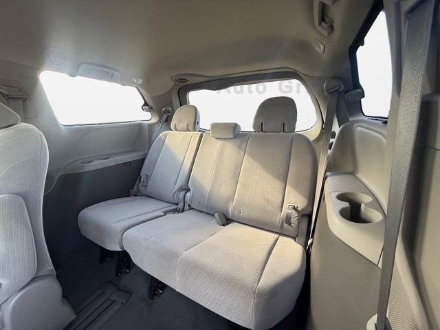 Used 2019 Toyota Sienna LE w/ Carpet Mat Package image 28