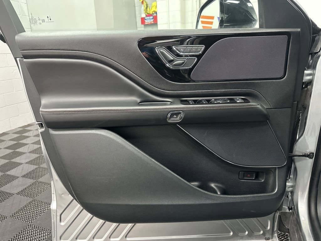 Used 2024 Lincoln Aviator AWD w/ Premium Package image 16