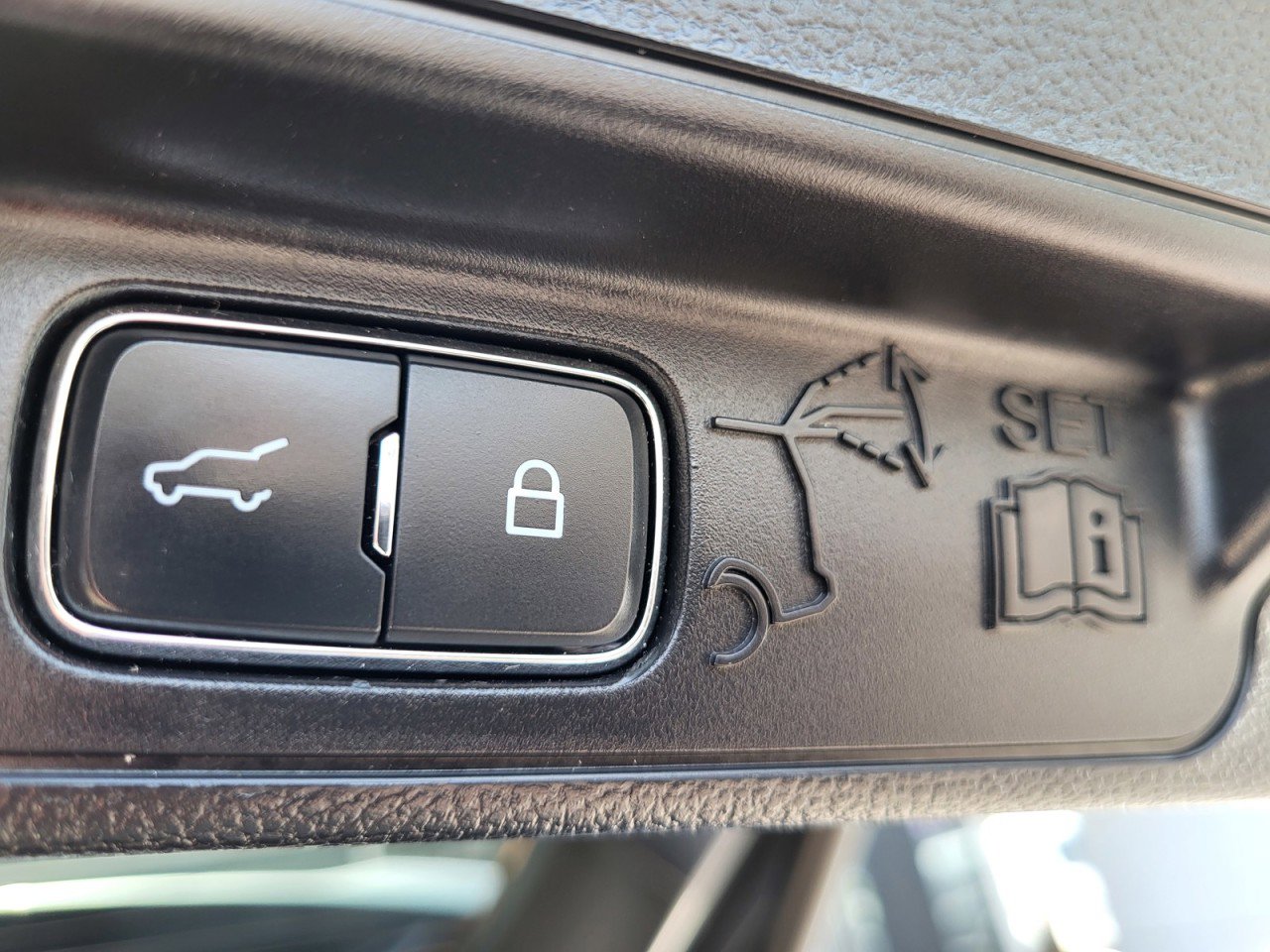 Used 2023 Ford Explorer Limited image 23