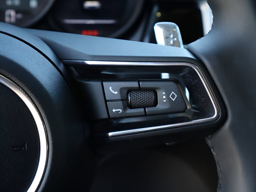 Certified 2025 Porsche Macan AWD/4WD image 30