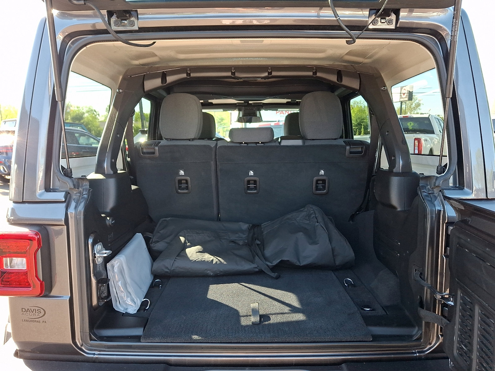Used 2025 Jeep Wrangler Unlimited Sahara w/ Safety Group AWD/4WD image 28